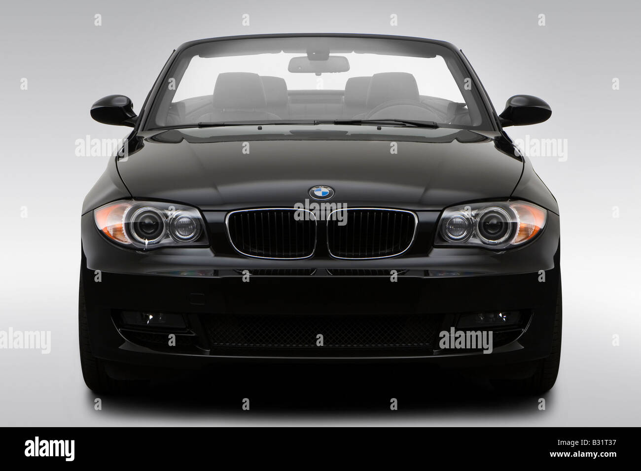 2008 BMW 1-series 128i en noir - Basse/large front Banque D'Images