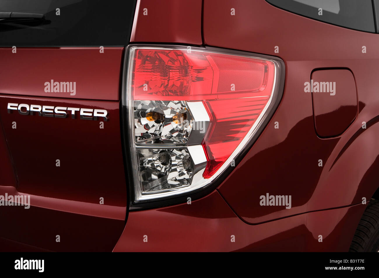 Subaru Forester 2.5X 2009 Premium en rouge - feu arrière Banque D'Images