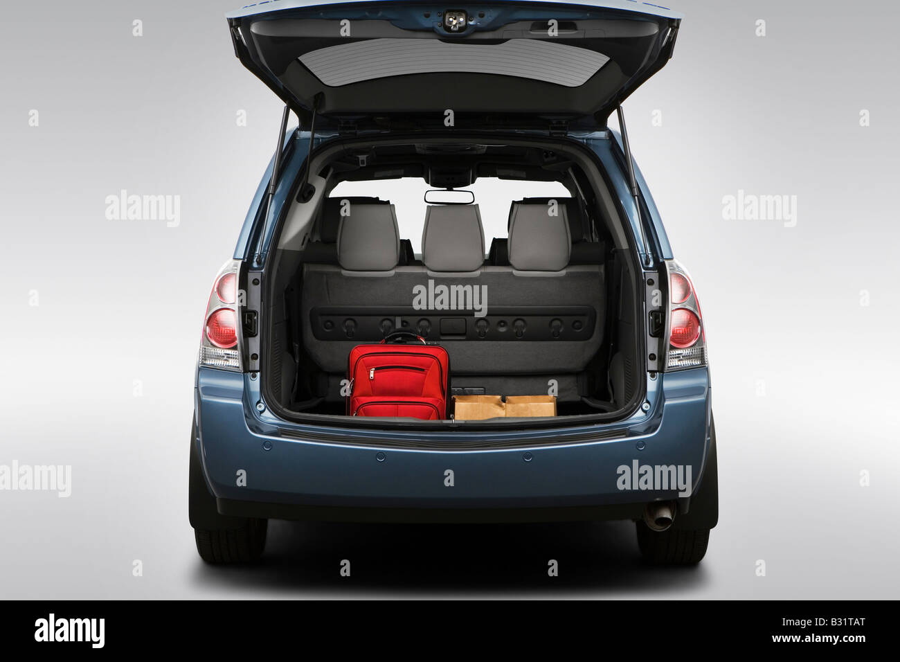 2008 Nissan Quest 3.5 SE en bleu - Trunk Props Banque D'Images