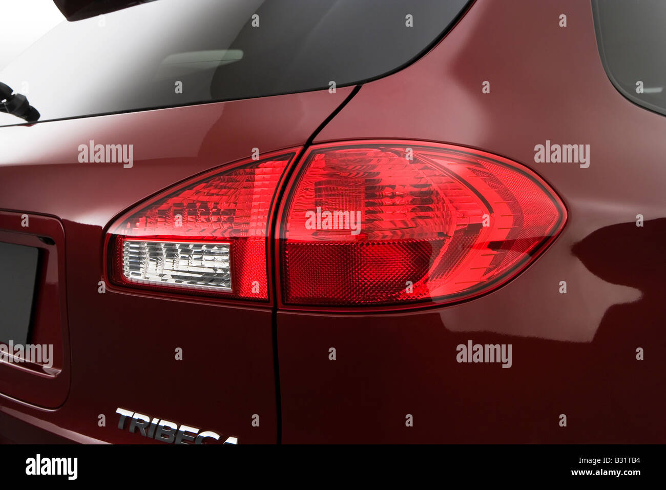 2009 Subaru Tribeca Limited en rouge - feu arrière Banque D'Images