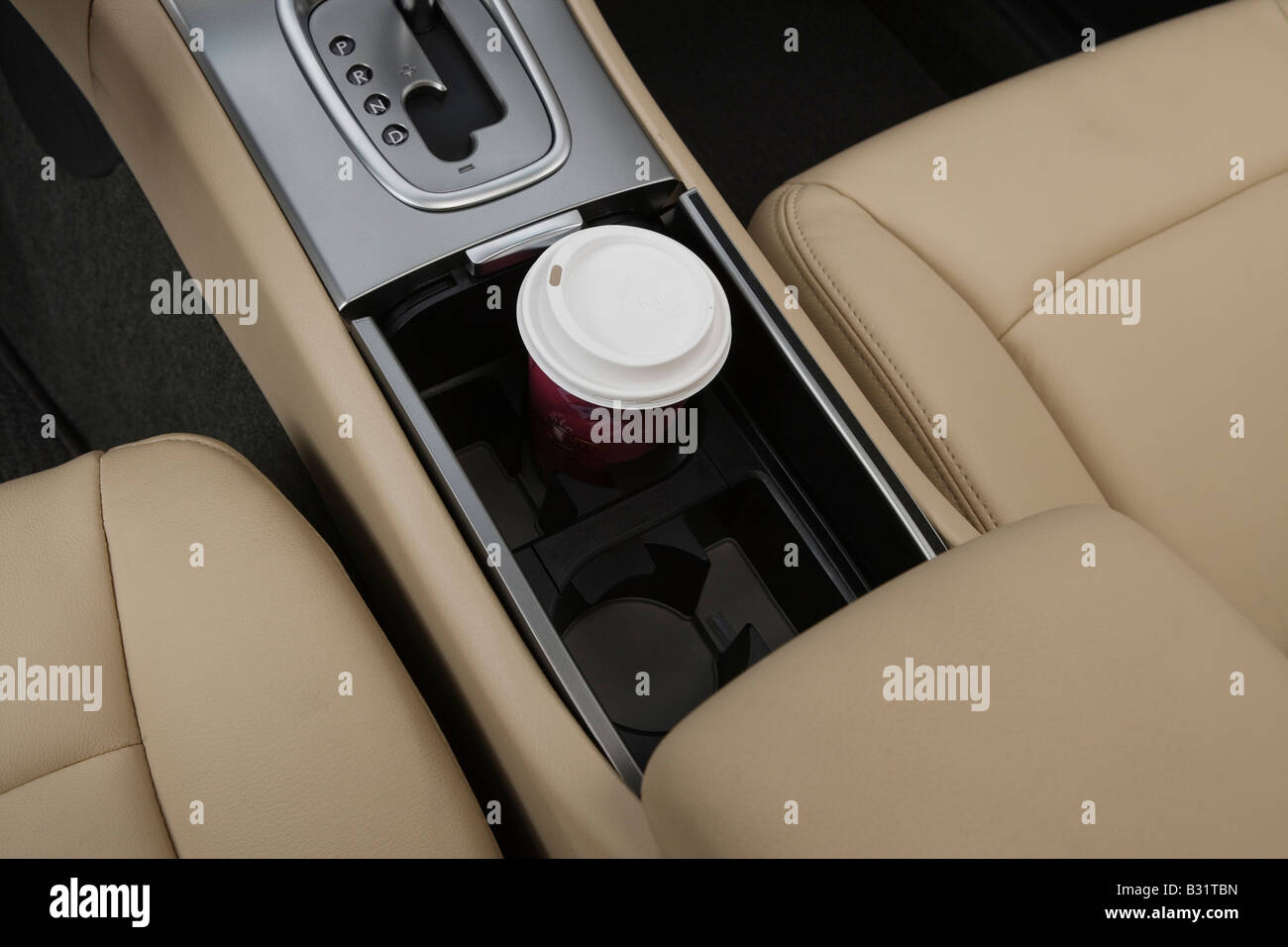 2009 Subaru Tribeca Limited en rouge - Support de tasse avec Prop Banque D'Images