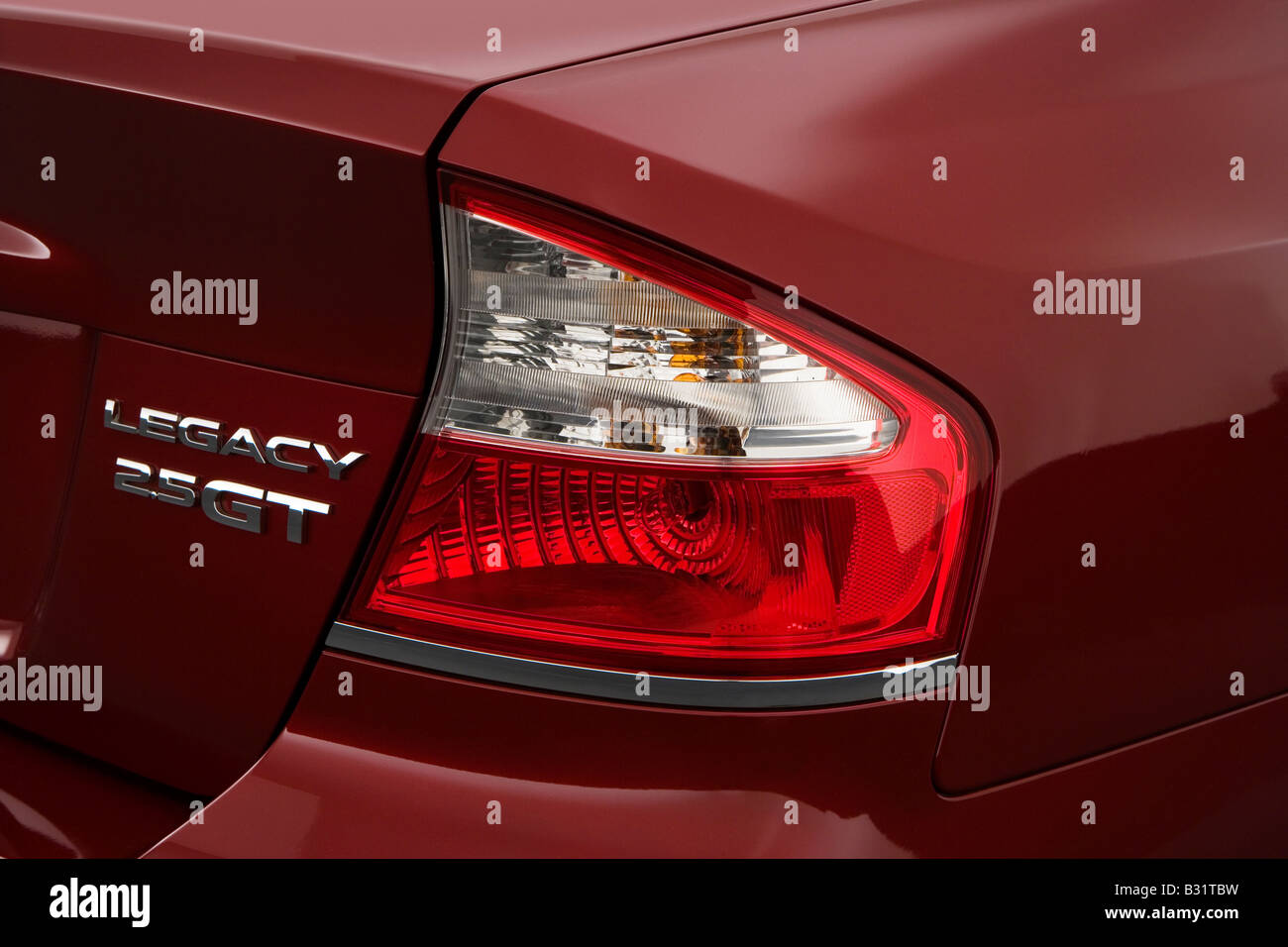 2009 Subaru Legacy 2.5 GT en rouge - feu arrière Banque D'Images