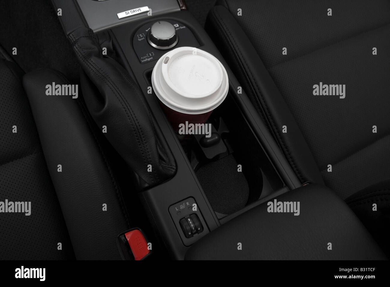 2009 Subaru Legacy 2.5 GT en rouge - Support de tasse avec Prop Banque D'Images