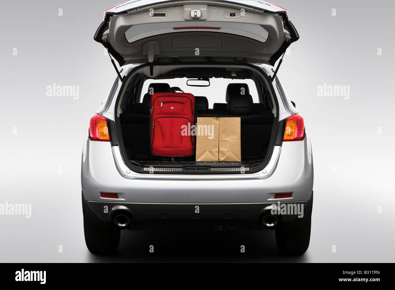 2009 Nissan Murano SL en argent - Trunk Props Banque D'Images