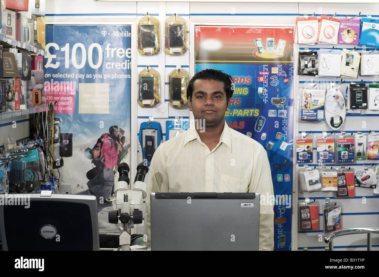L'homme asiatique derrière le comptoir d'une boutique de réparation de  téléphone mobile,Londres,Angleterre Photo Stock - Alamy