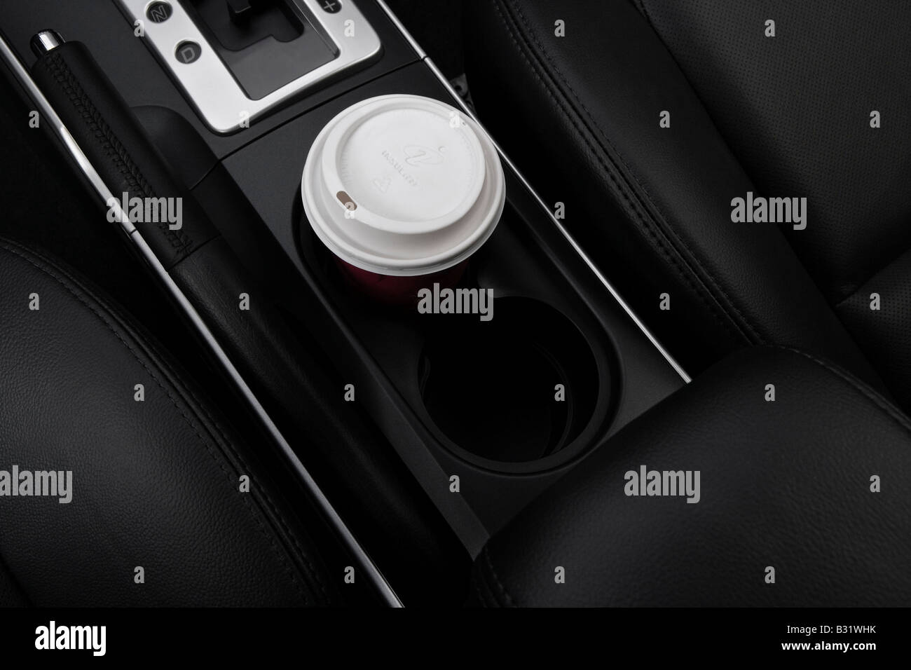 2008 Mazda MAZDA6 Touring en rouge - Support de tasse avec Prop Banque D'Images