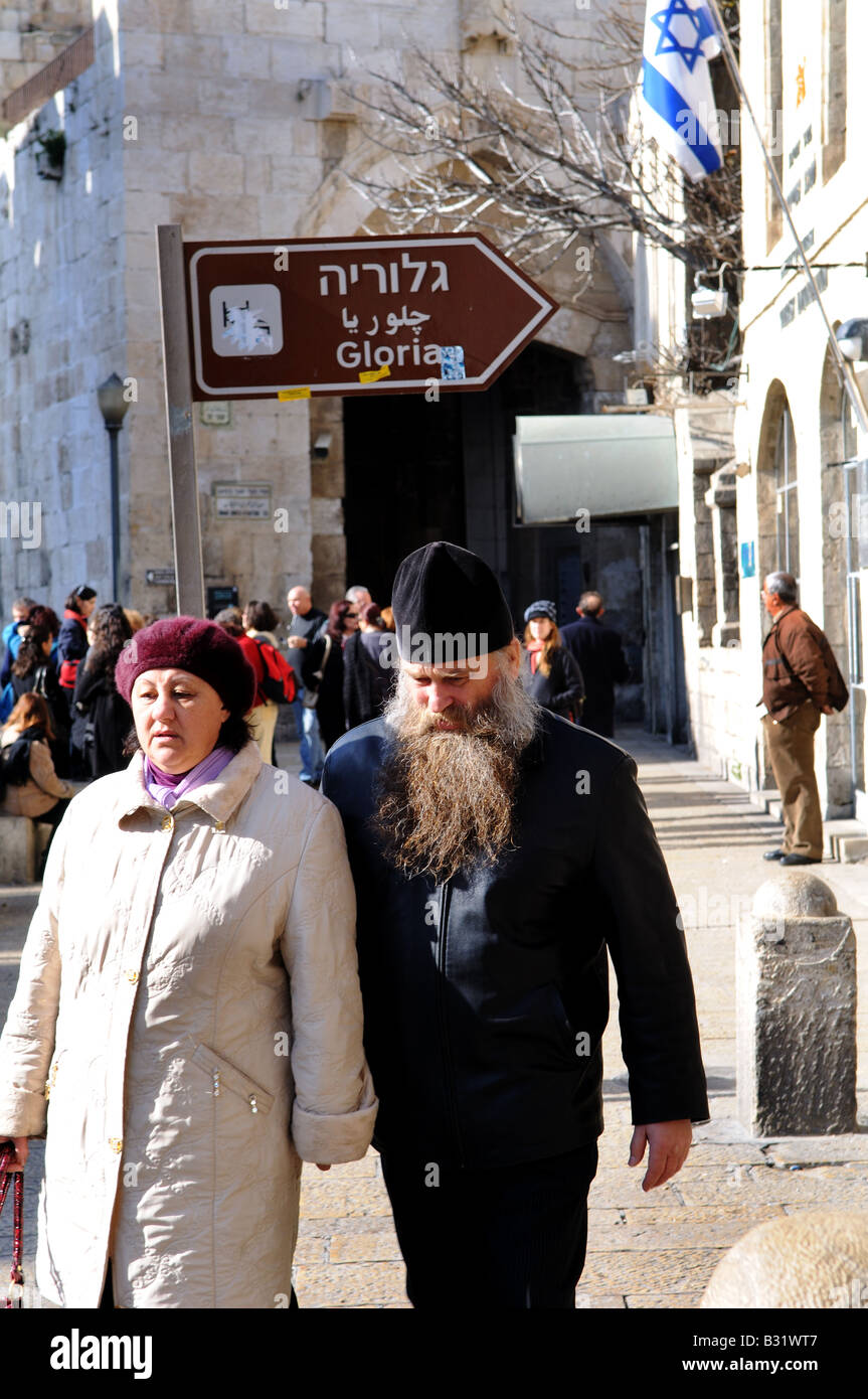 Prêtre Orthodoxe russe entre dans la vieille ville de Jérusalem à partir de la porte de Jaffa. Banque D'Images