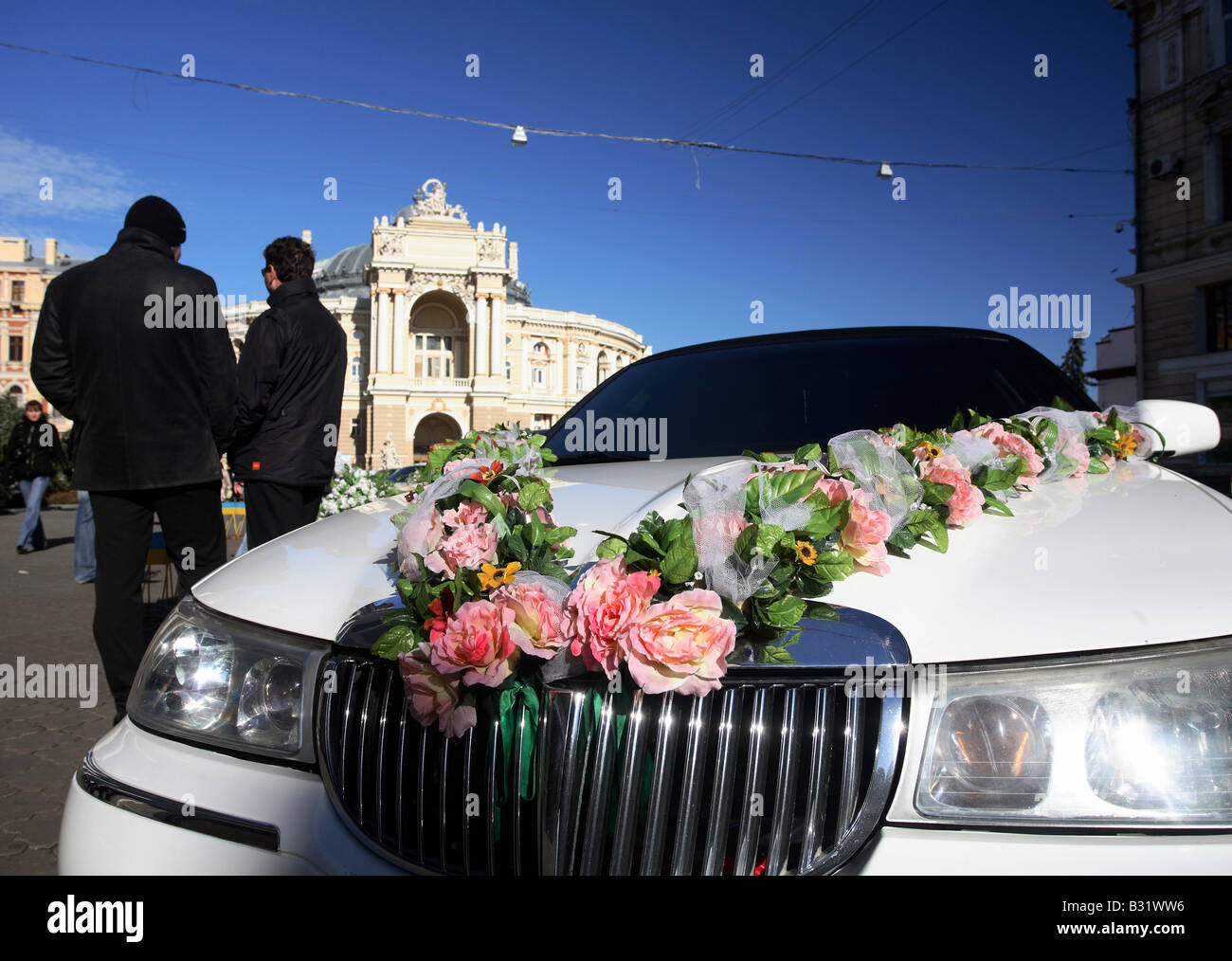 Une voiture décorée de fleurs pour un mariage, Odessa, Ukraine Banque D'Images