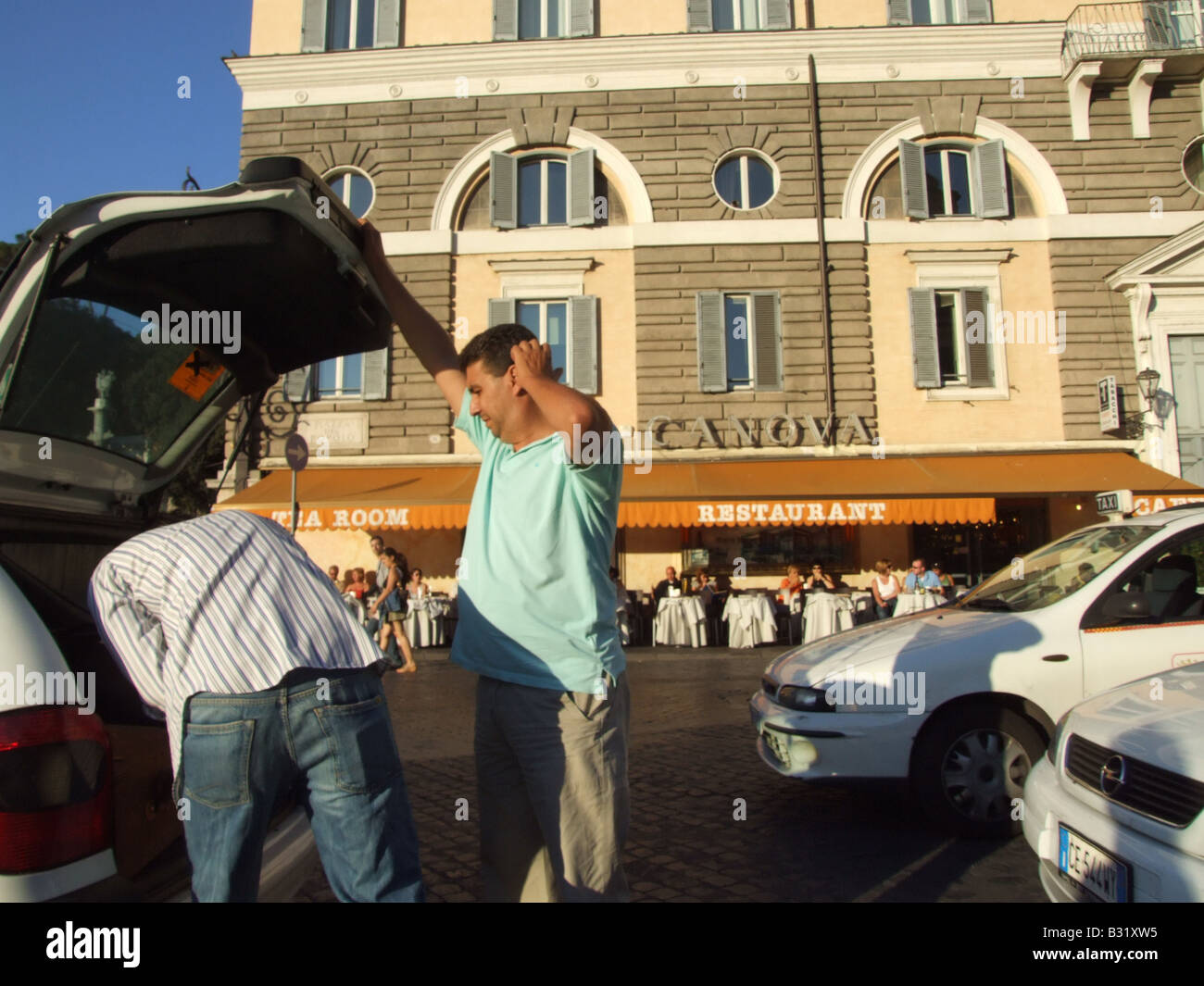 Les gens touristes assis dans bar canova à rome Banque D'Images