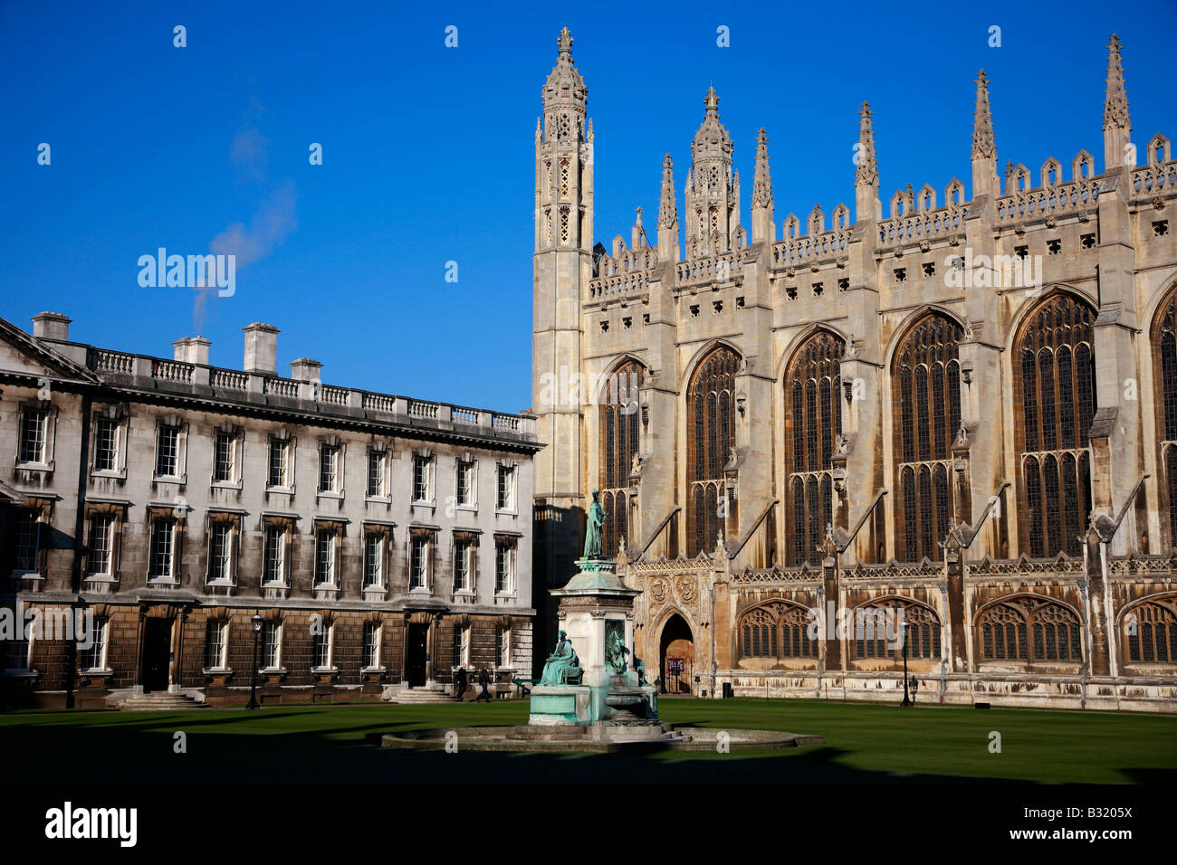 Statue du Roi Henry VI en face de Kings College Chapel de l'Université Cambridge Cambridgeshire Angleterre Royaume-uni Grande-bretagne Ville Banque D'Images