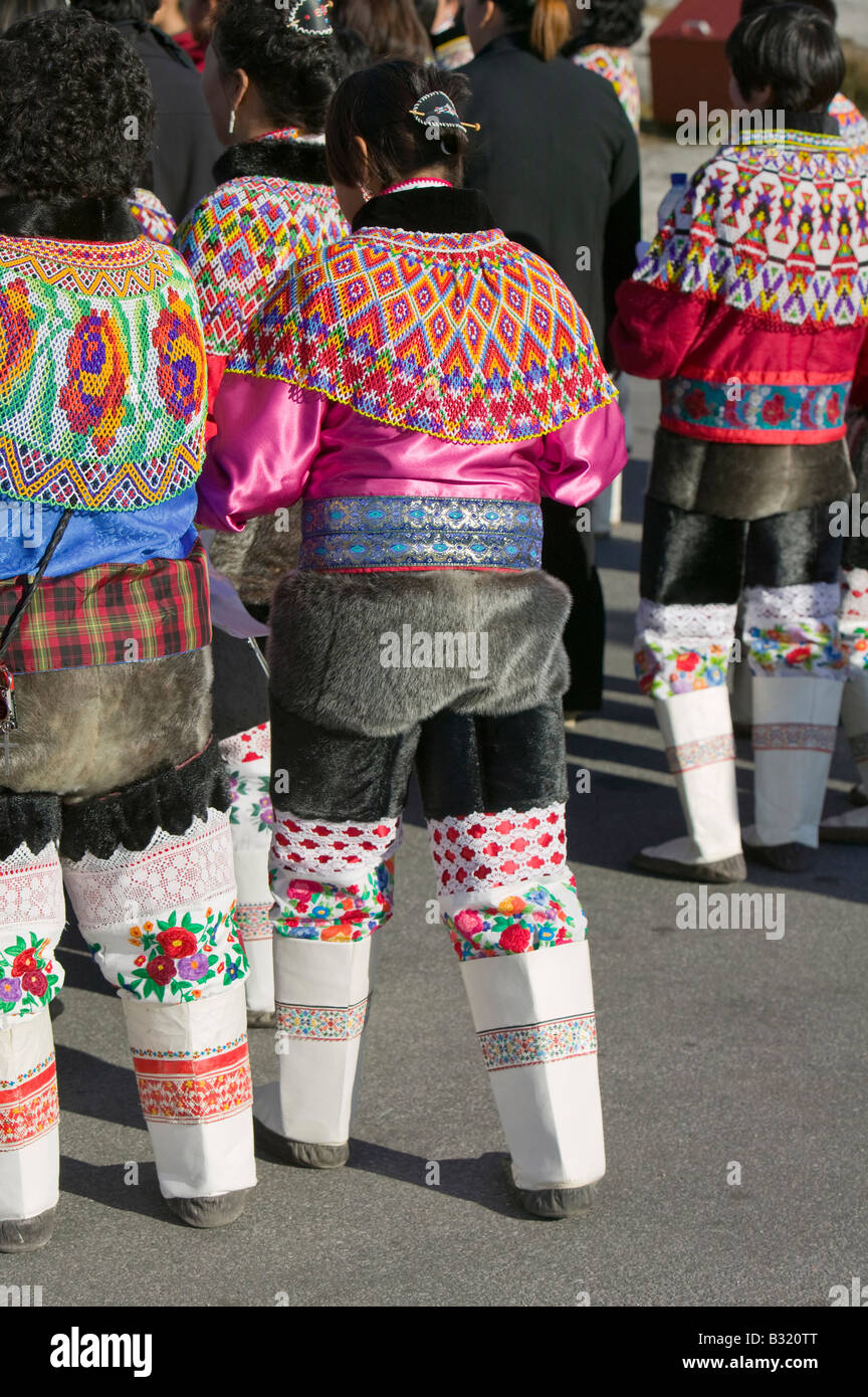 Les femmes portant des Inuits groenlandais traditionnel costume national ou Kalaallisuut à Ilulissat, au Groenland Banque D'Images