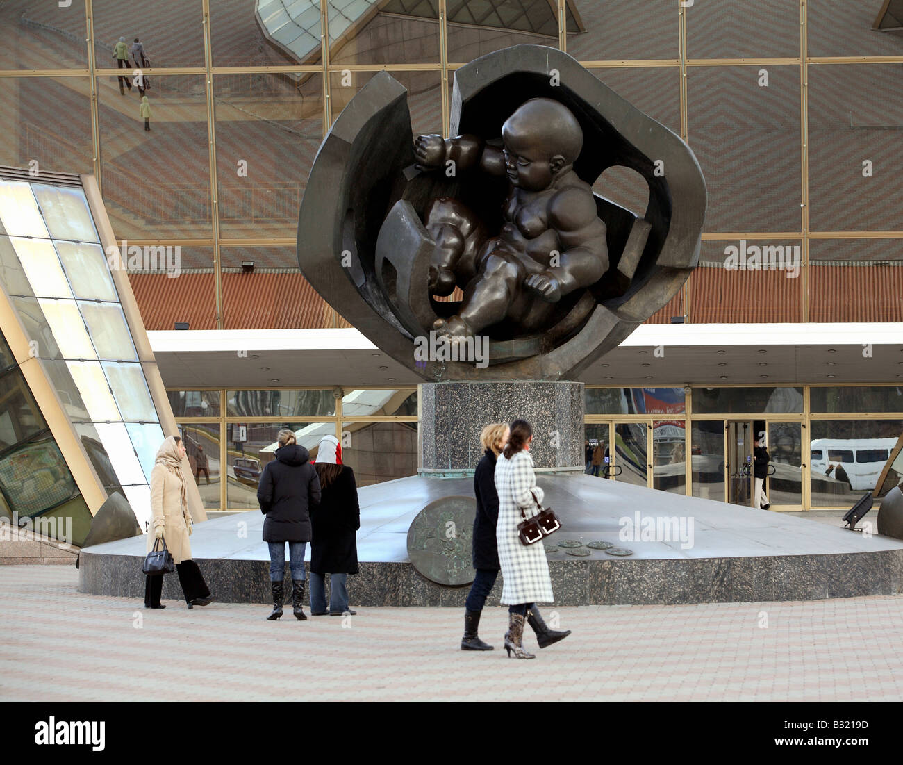 L'enfant d'or de sculpture, Odessa, Ukraine Banque D'Images