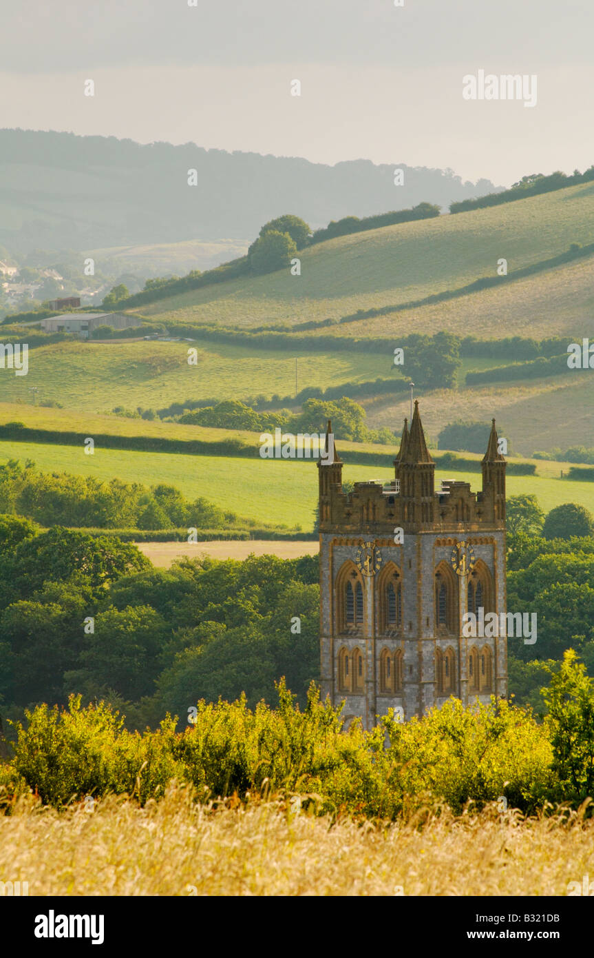 Abbaye de Buckfast sur un matin d'été soutenu par verte campagne et vallées Devon UK Banque D'Images
