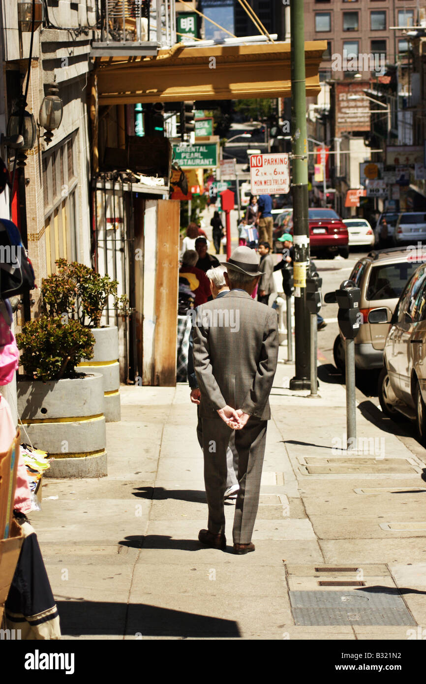 Un vieil homme va pour une promenade dans le quartier chinois de San Francisco Banque D'Images