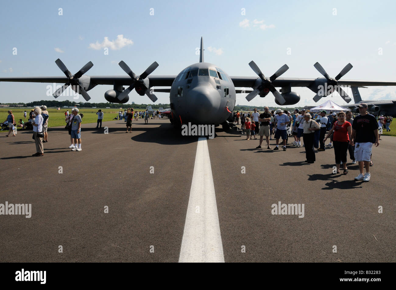 Le Lockheed C-130 Hercules de transport lourd sur la piste au Rochester International Airshow. Banque D'Images