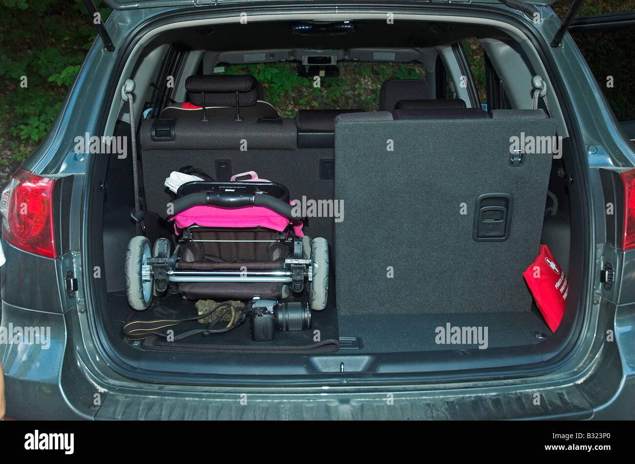 Poussette dans coffre de voiture Photo Stock - Alamy