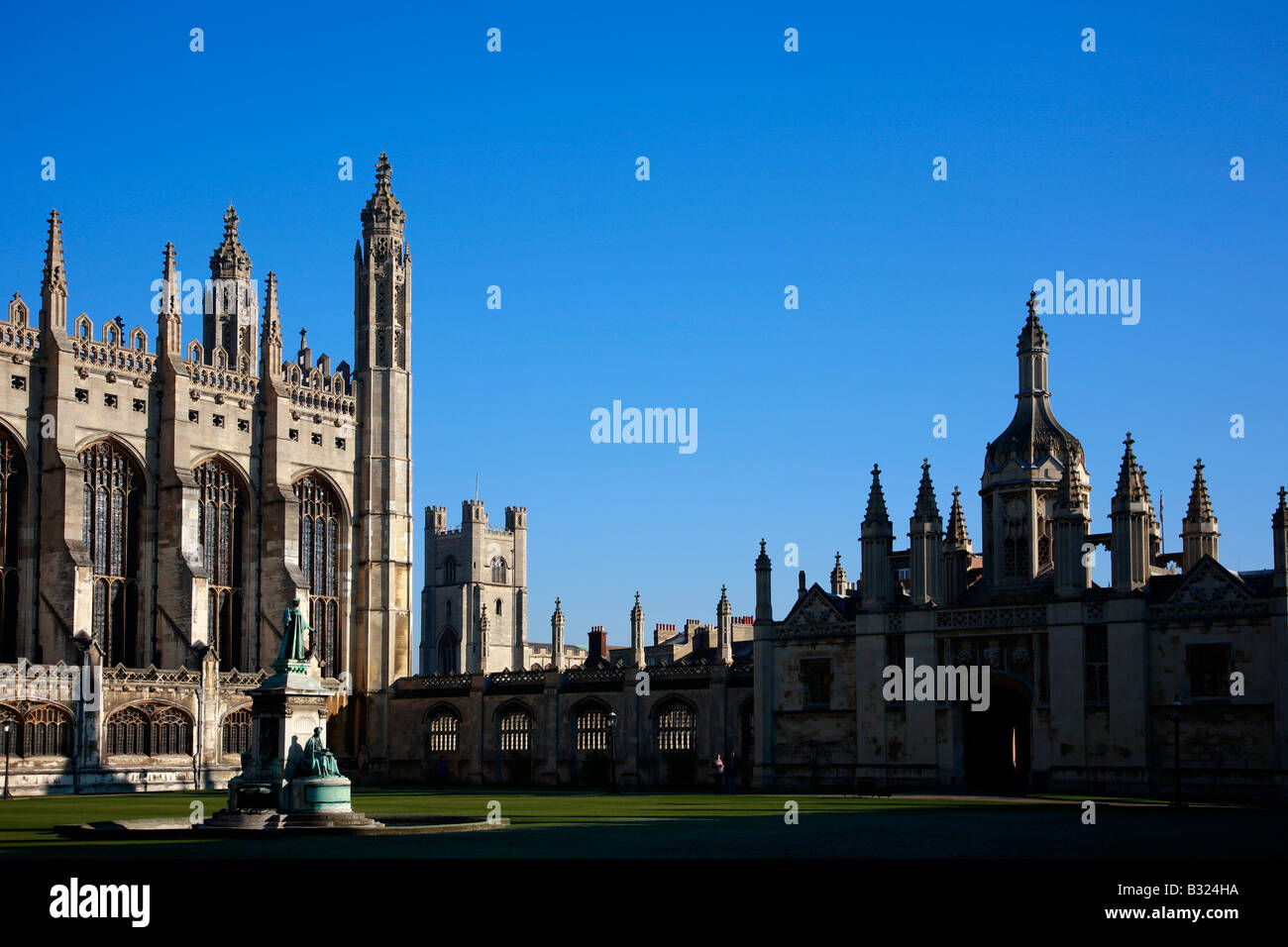 Statue du Roi Henry VI en face de Kings College Chapel de l'Université Cambridge Cambridgeshire Angleterre Royaume-uni Grande-bretagne Ville Banque D'Images