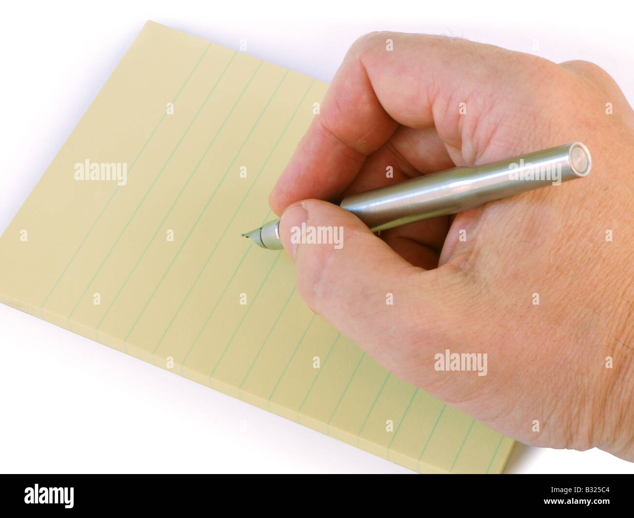 Fontaine stylo dans une main et les pages note jaune Banque D'Images
