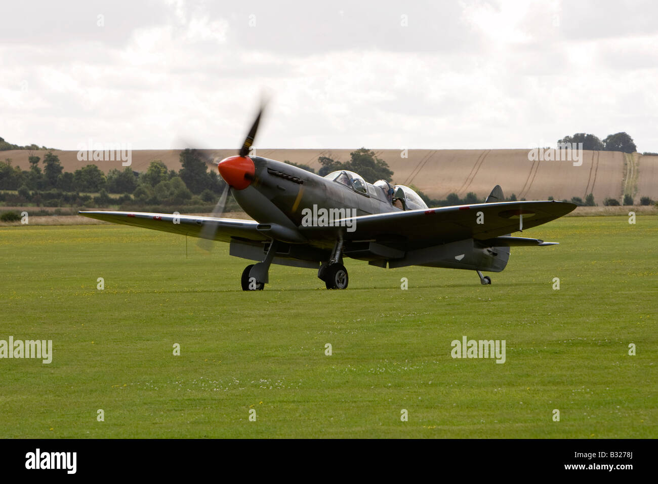 Un Supermarine Spitfire ML407 deux métiers formation siège basé à l'Imperial War Museum Duxford Cambridgeshire Banque D'Images