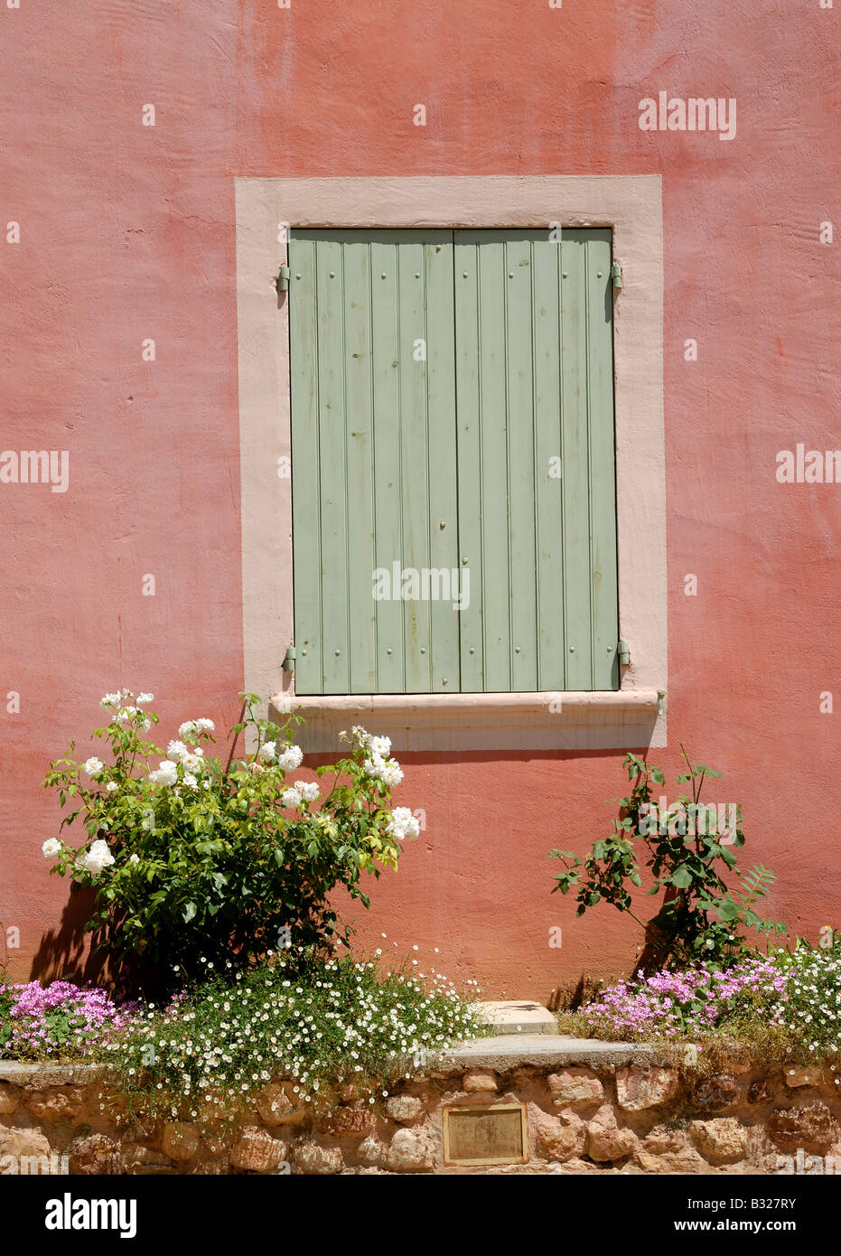 Fenêtre et fleurs en Roussillon, France Banque D'Images