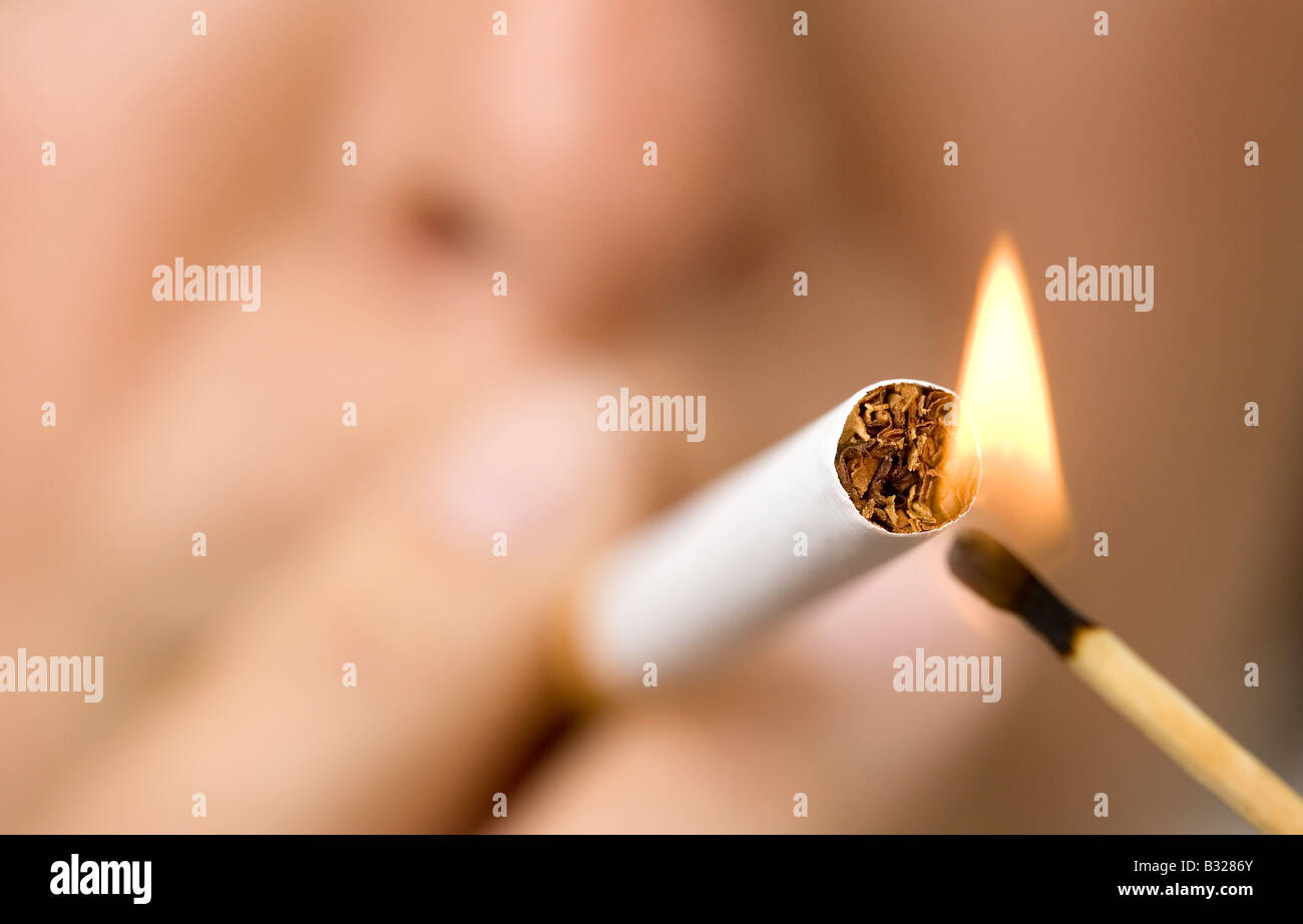 Jeune femme cigarette Banque D'Images