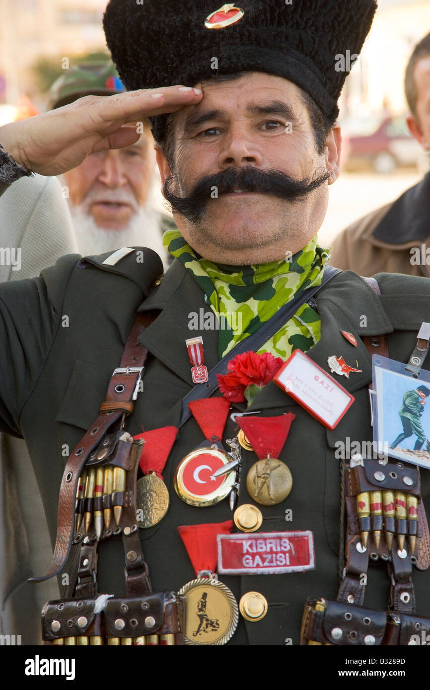 L'homme en uniforme décoré à la base navale pour la Journée des Martyrs décédé dans la campagne des Dardanelles de WW1 Turquie Çanakkale Banque D'Images