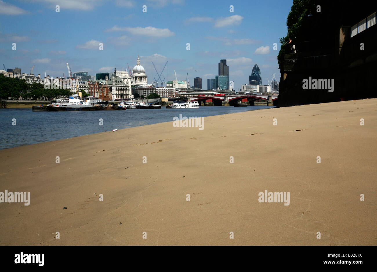 Vue de la Cathédrale St Paul et la City de Londres de la Tamise à Kings Beach, South Bank, Londres Banque D'Images
