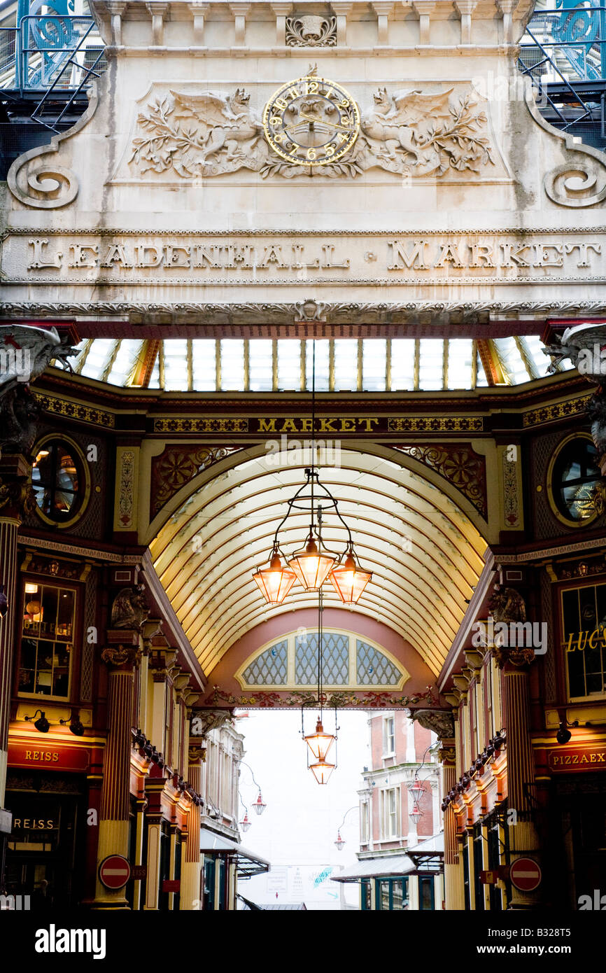 L'entrée sur le marché de Leadenhall vu de Leadenhall Street, City of London, en Angleterre. Banque D'Images