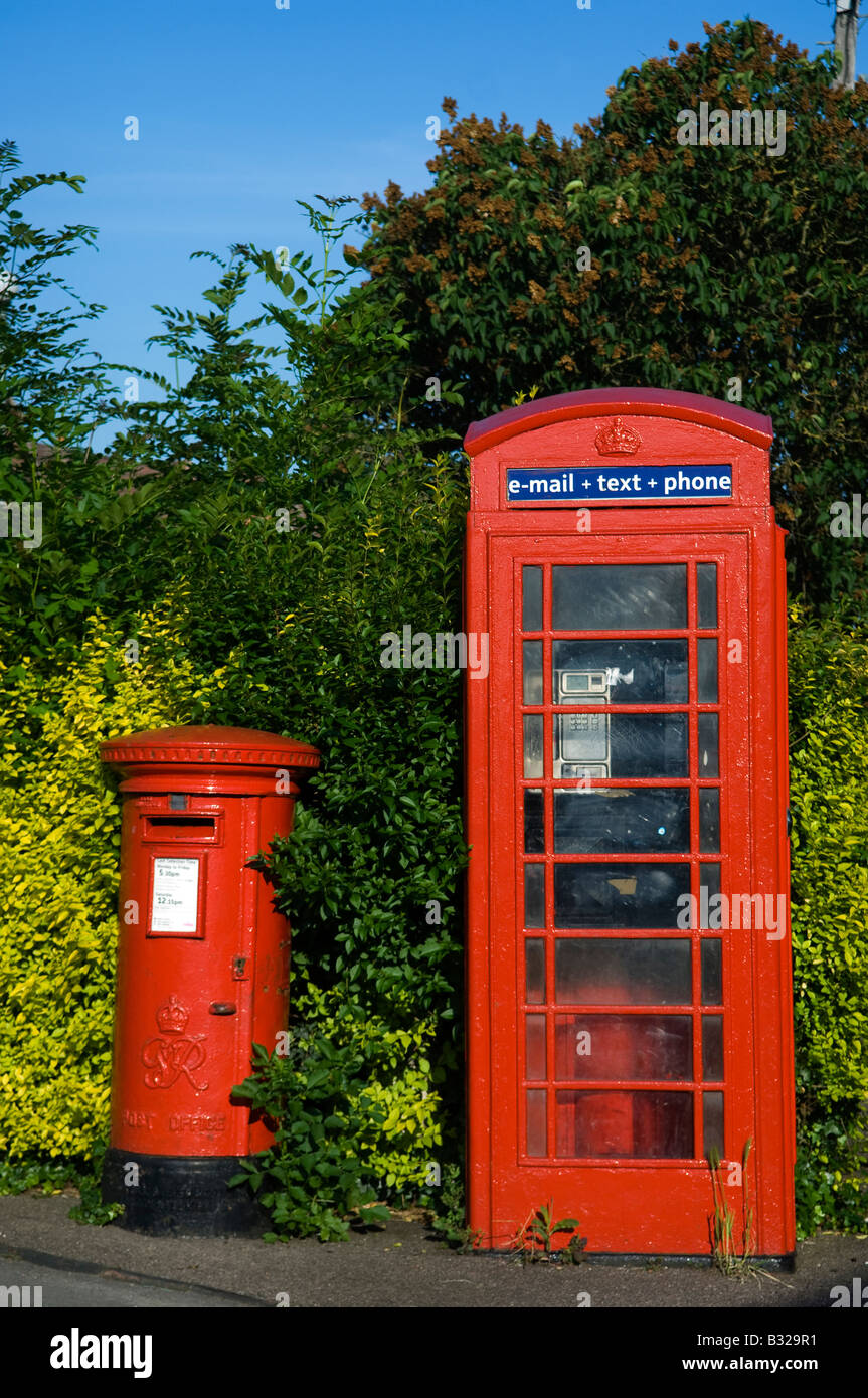 George V rouge traditionnel pilier post box à côté d'un rouge classique K6 téléphone kiosk Banque D'Images