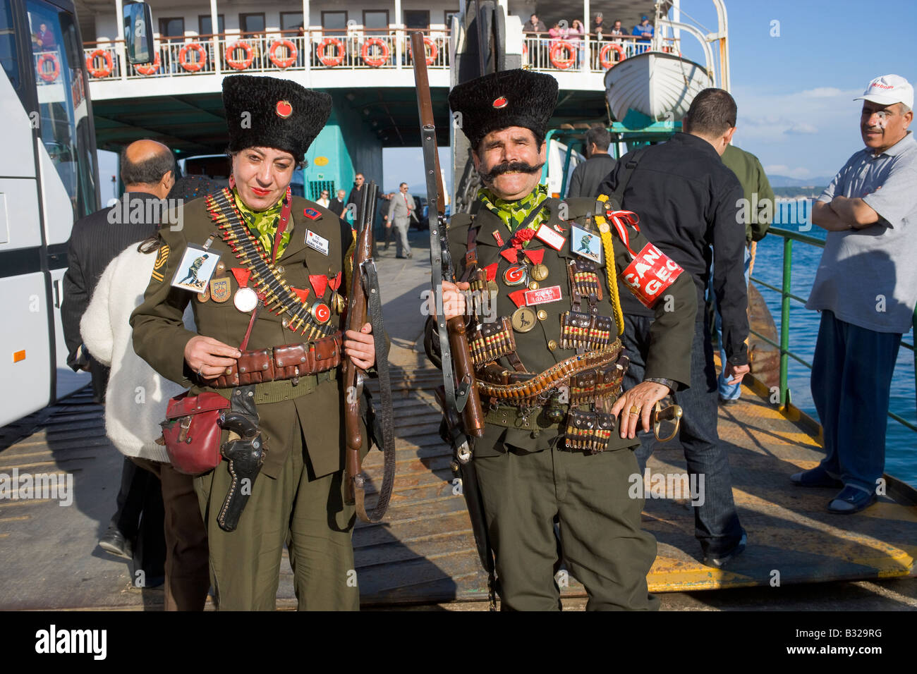 L'homme et la femme dans l'uniforme décoré sur le ferry-boat à la Naval Martyrs Journée pour la campagne des Dardanelles de WW1 Turquie Çanakkale Banque D'Images