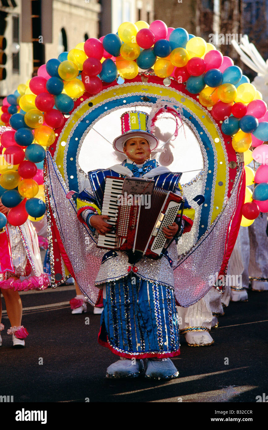 Les danseurs costumés se pavanant rue large à l'assemblée annuelle de Philadelphie le jour de l'an Mummers Parade. Banque D'Images