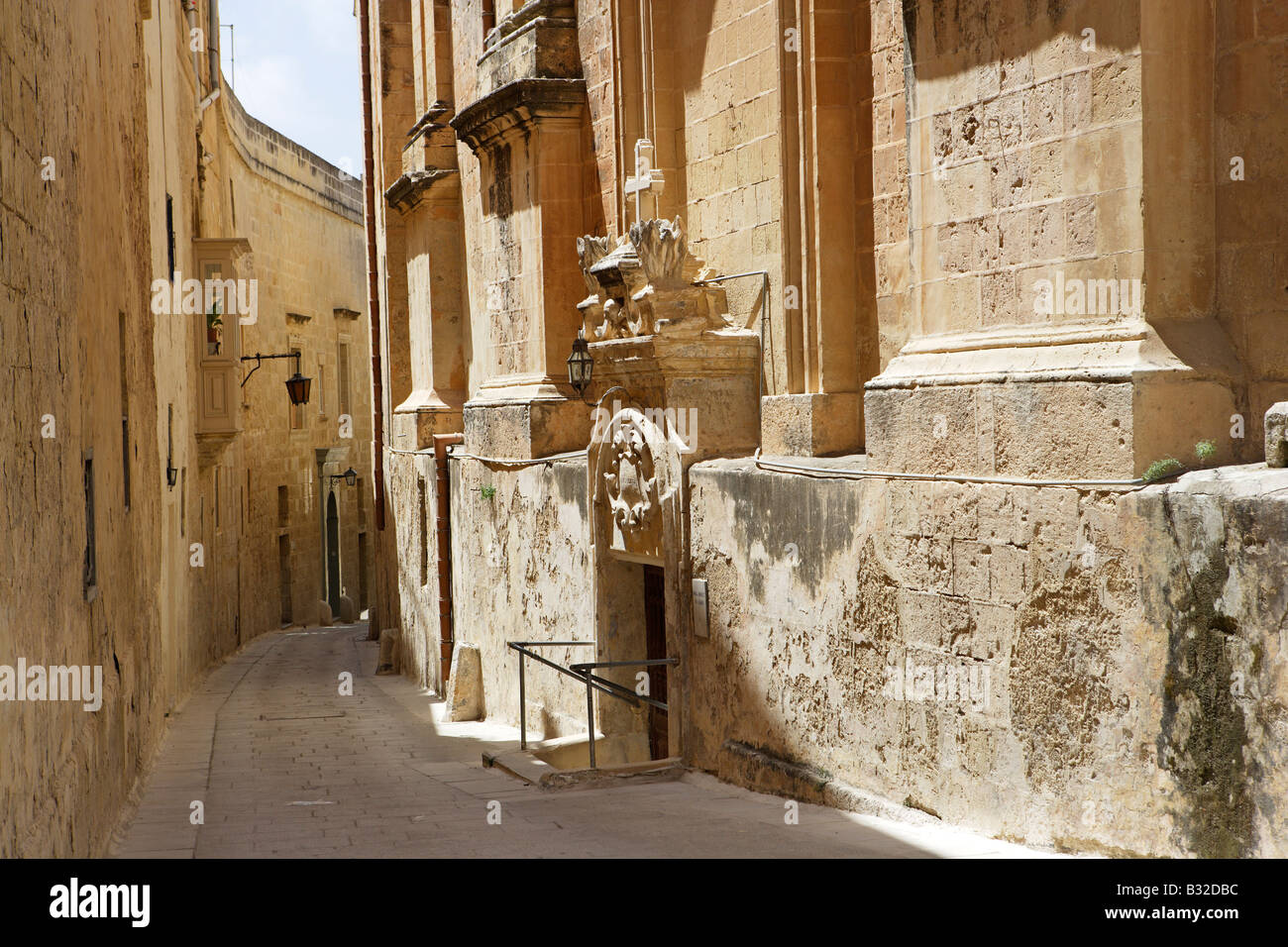 St Peter Street et l'église des Carmes et Prieuré, Mdina, Malte Banque D'Images