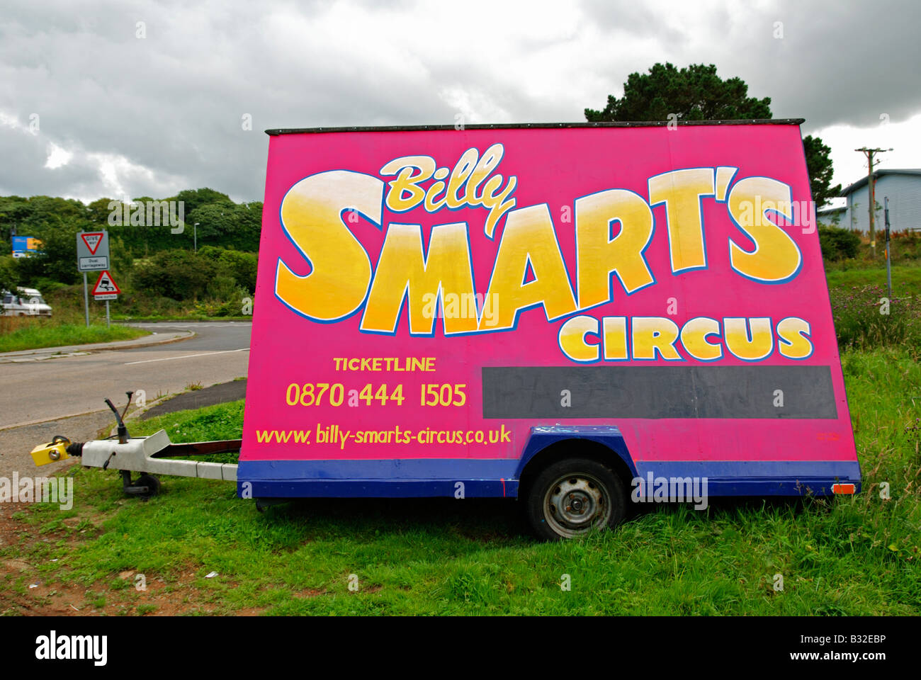 Un panneau publicitaire pour 'cirque des smarts de Billy près de Truro, Cornwall, uk Banque D'Images