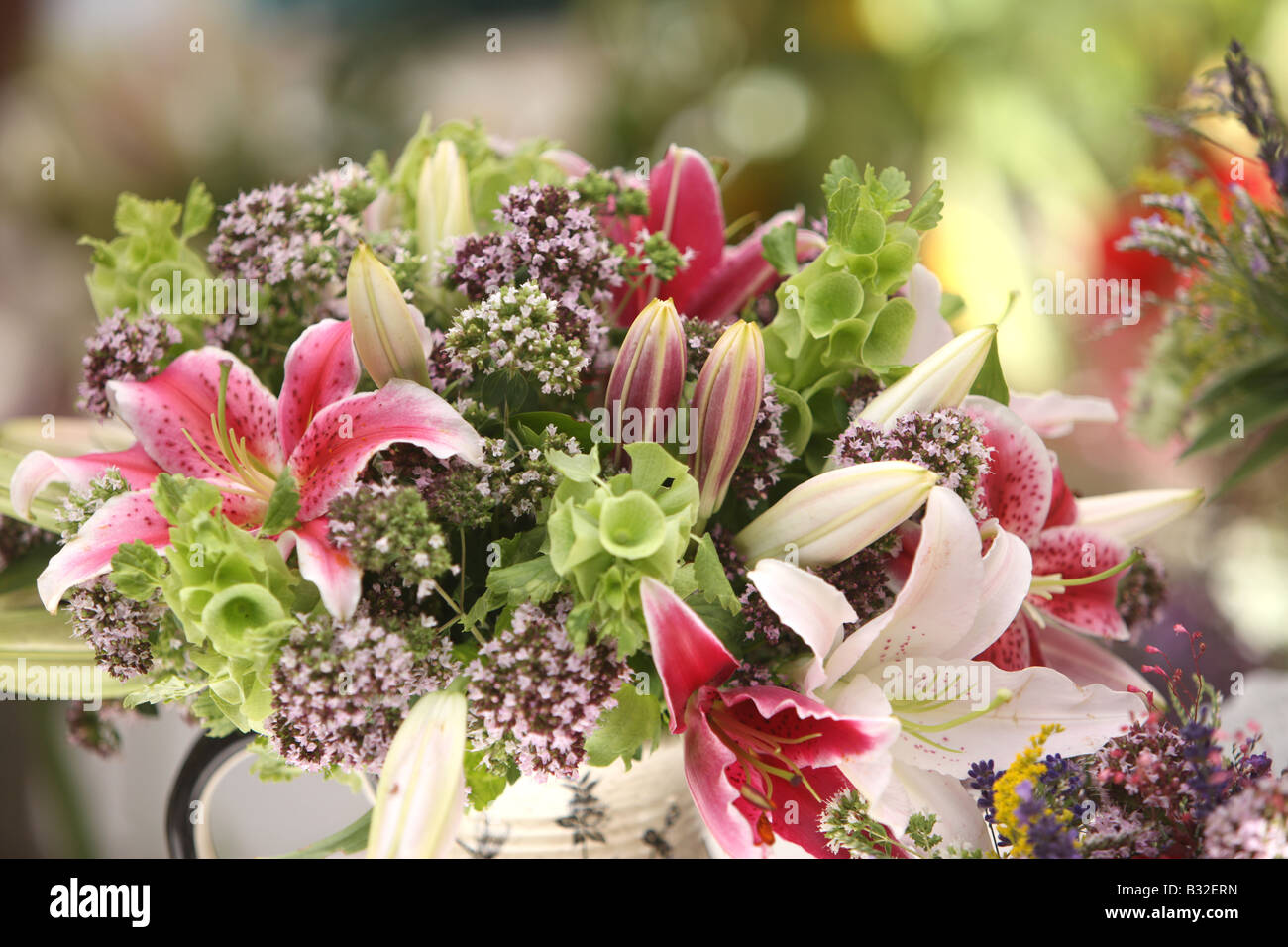 Bouquets de fleurs sur l'affichage à un marché Banque D'Images