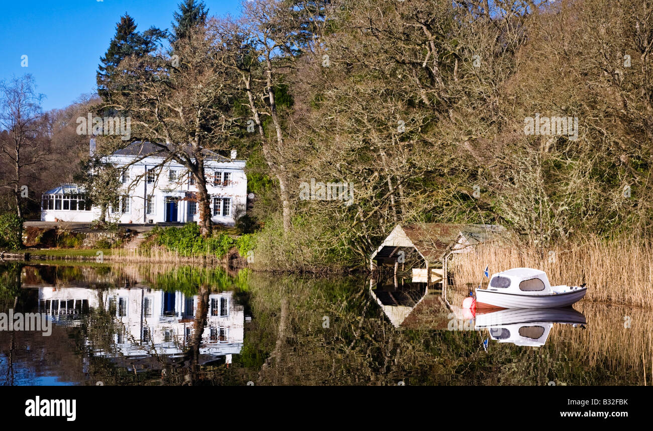 Un miroir comme réflexion sur peu Loch Ard dans les Trossachs, Stirlingshire, Scotland. Banque D'Images