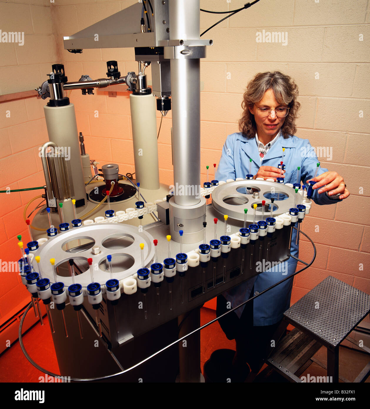 FEMALE SCIENTIST TRAVAILLANT DANS UN LABORATOIRE DE RECHERCHE ET DÉVELOPPEMENT AU SEIN D'UNE IMPORTANTE SOCIÉTÉ DE PRODUITS CHIMIQUES EN PENNSYLVANIE Banque D'Images