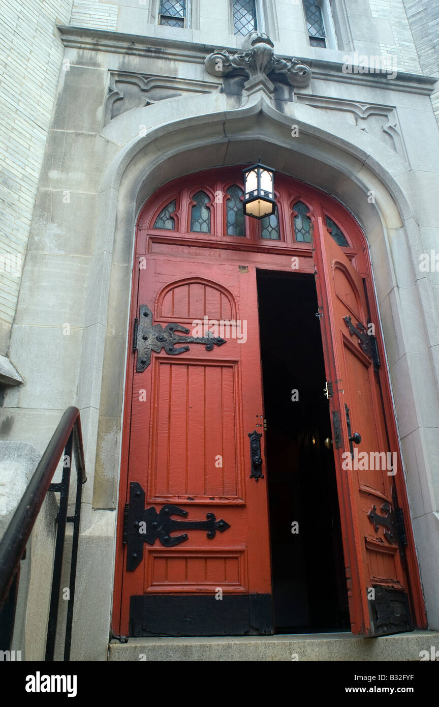 Eglise rouge porte de l'Église presbytérienne St James ajar dans le quartier de Harlem à New York Frances M Roberts Banque D'Images