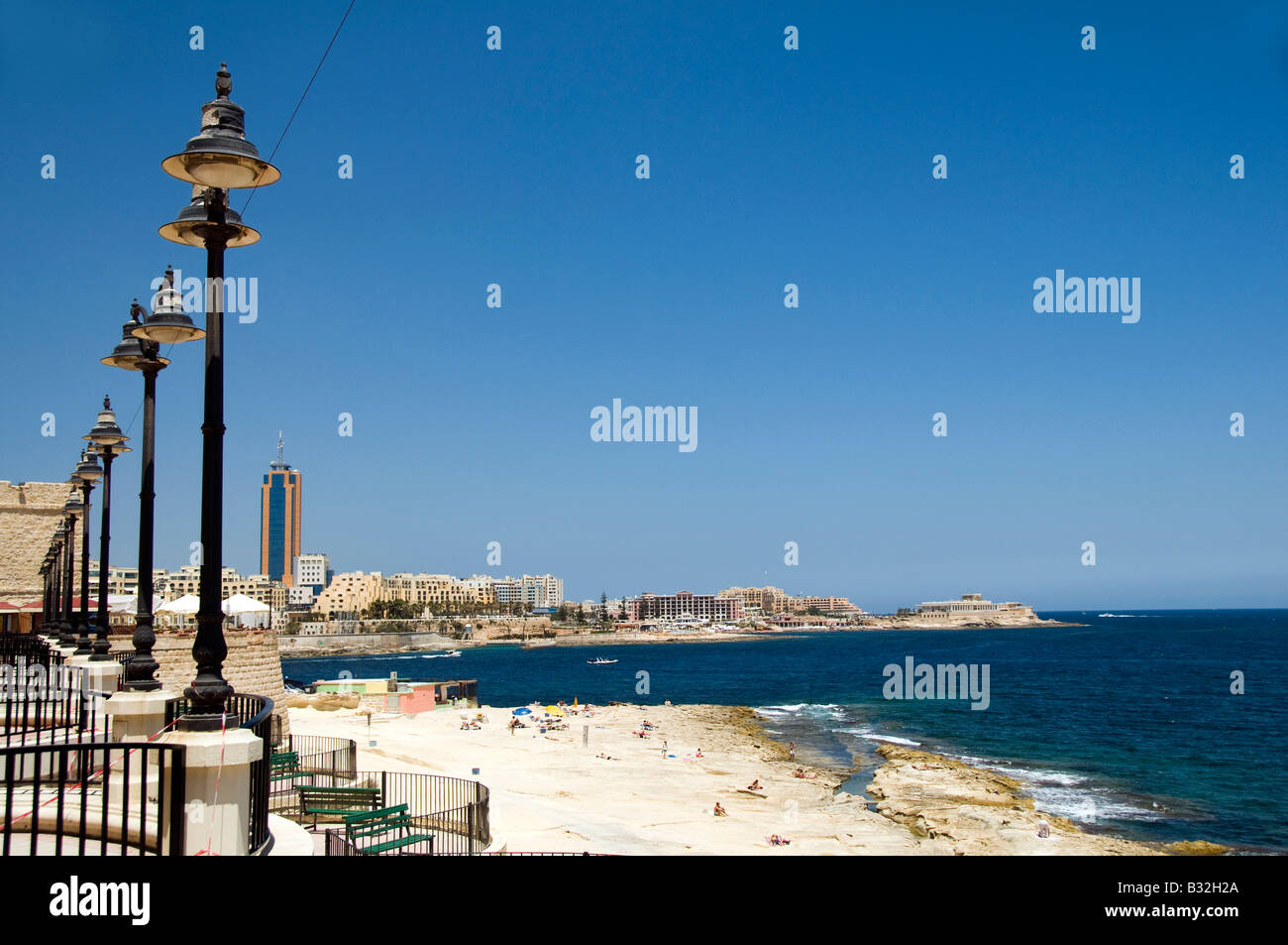 Promenade en bord de plage et sculpté en calcaire de développement hôtel Sliema St Julian s paceville malte mer méditerranée Banque D'Images