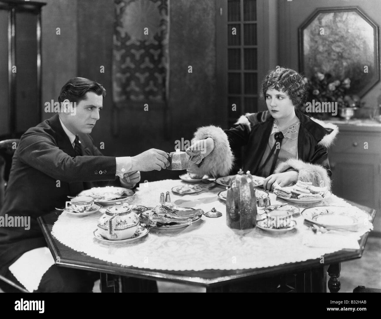 Partage de table Banque d'images noir et blanc - Alamy