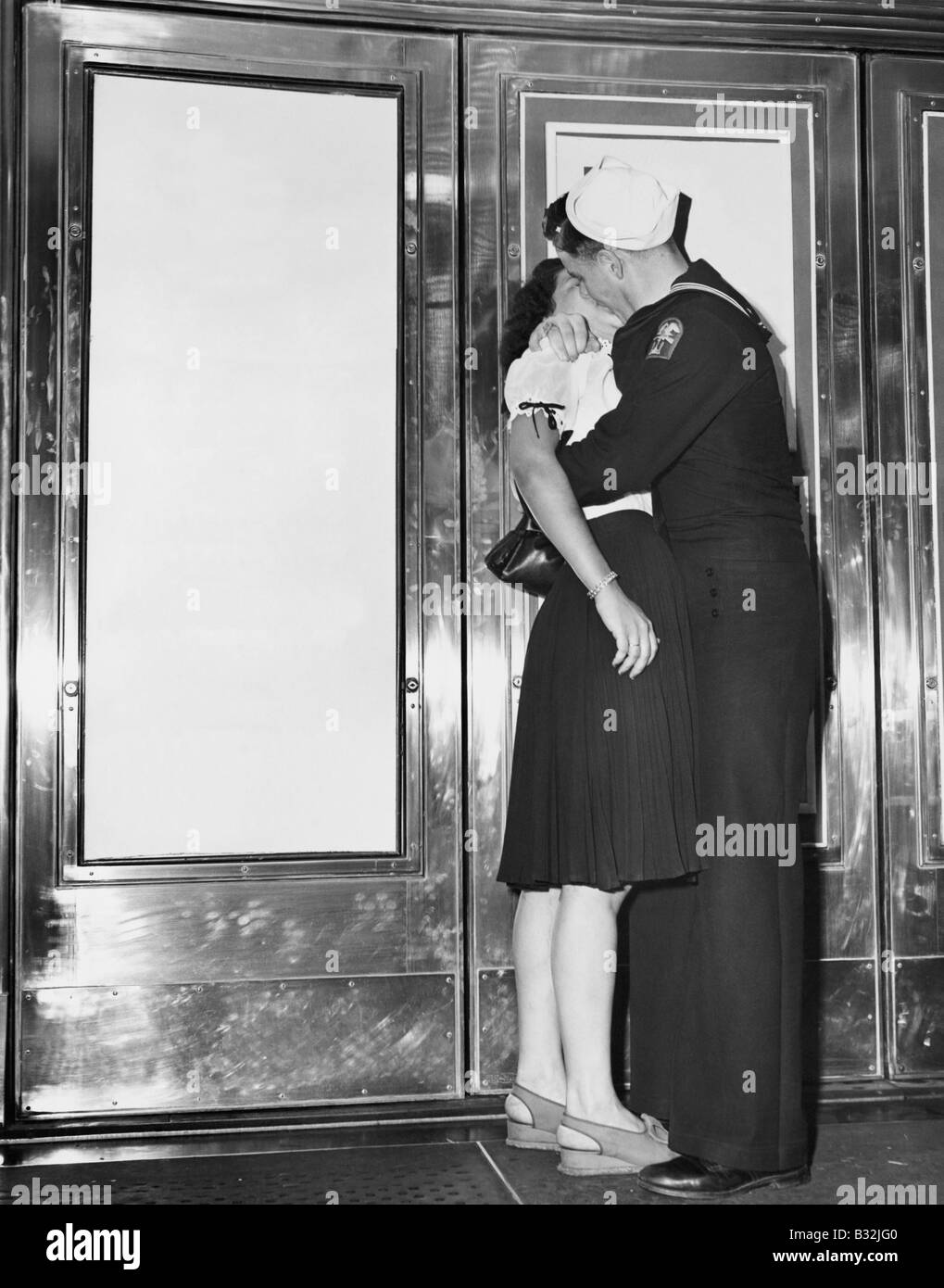 Marin américain et petite amie de célébrer la nouvelle de fin de guerre avec le Japon. Trans-Lux Theater à New York, Time Square, le 14 août 1945 Banque D'Images