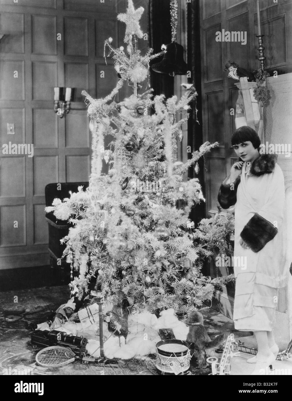 Femme avec arbre de Noël et cadeaux Banque D'Images