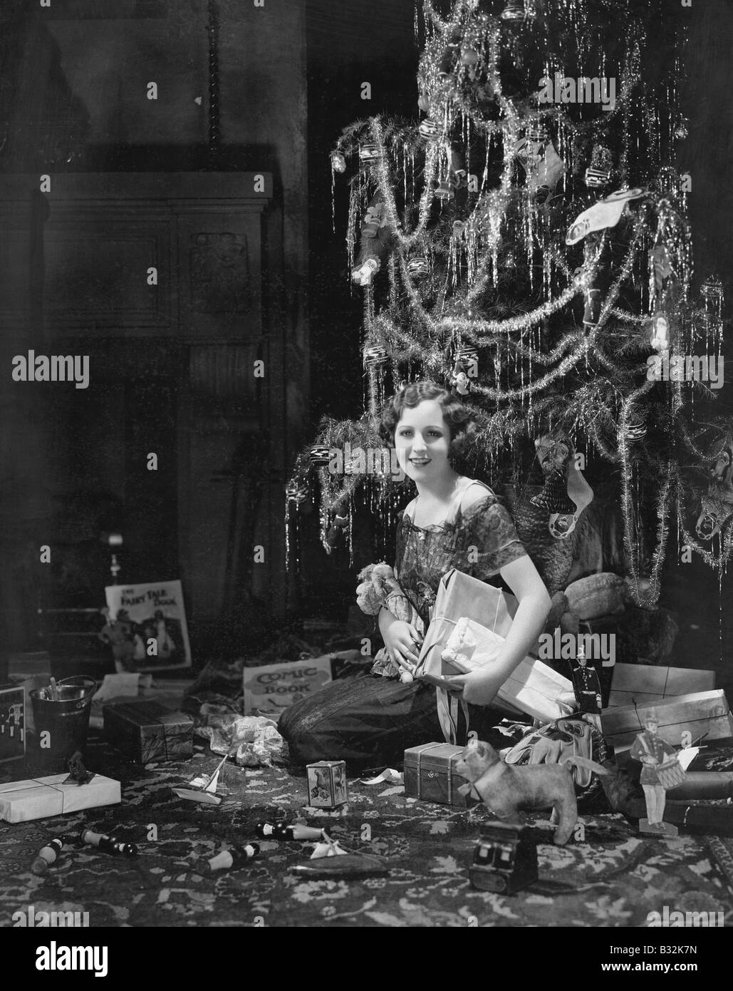 Teenage girl with Christmas presents Banque D'Images