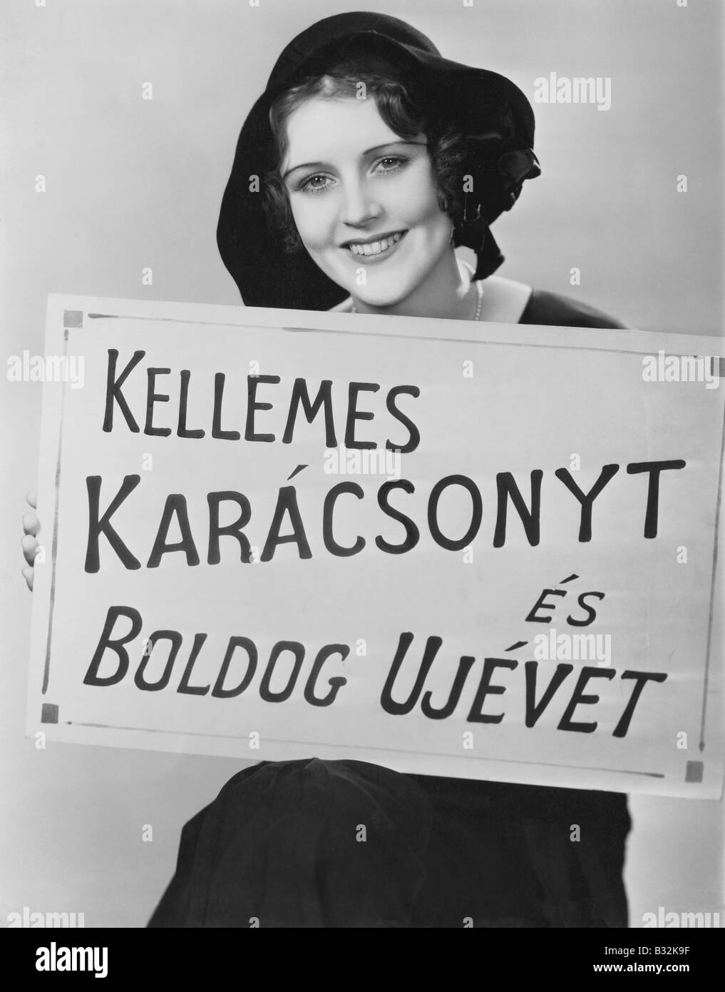 Portrait of woman holding sign écrit en langue étrangère Banque D'Images