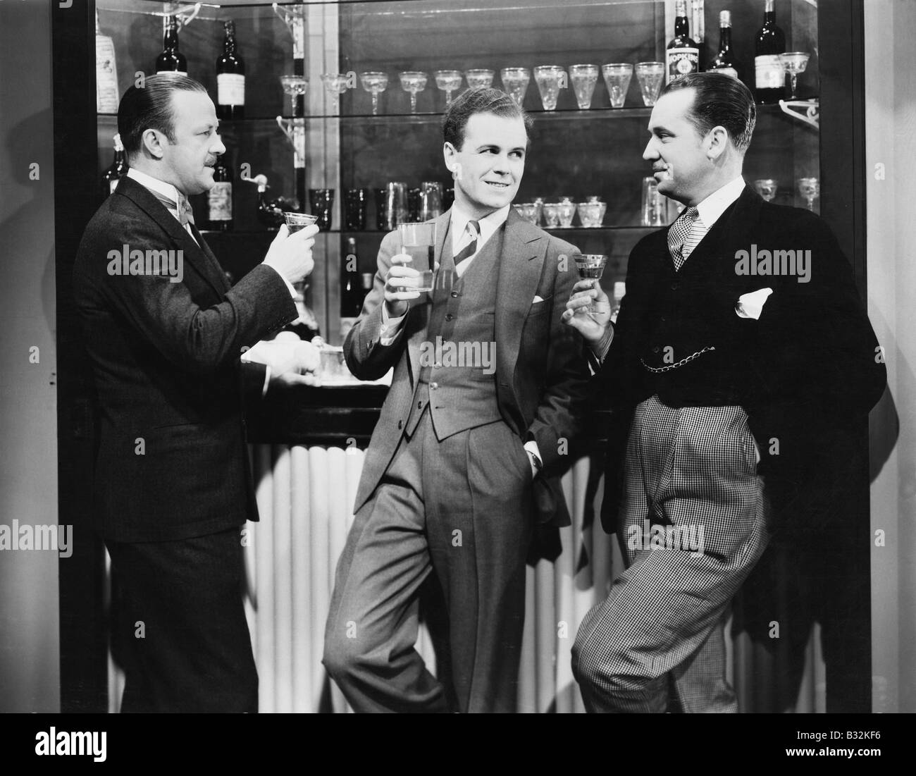 Hommes d'boire ensemble au bar Banque D'Images