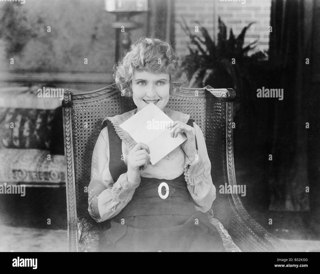 Femme excité avec lettre Banque D'Images