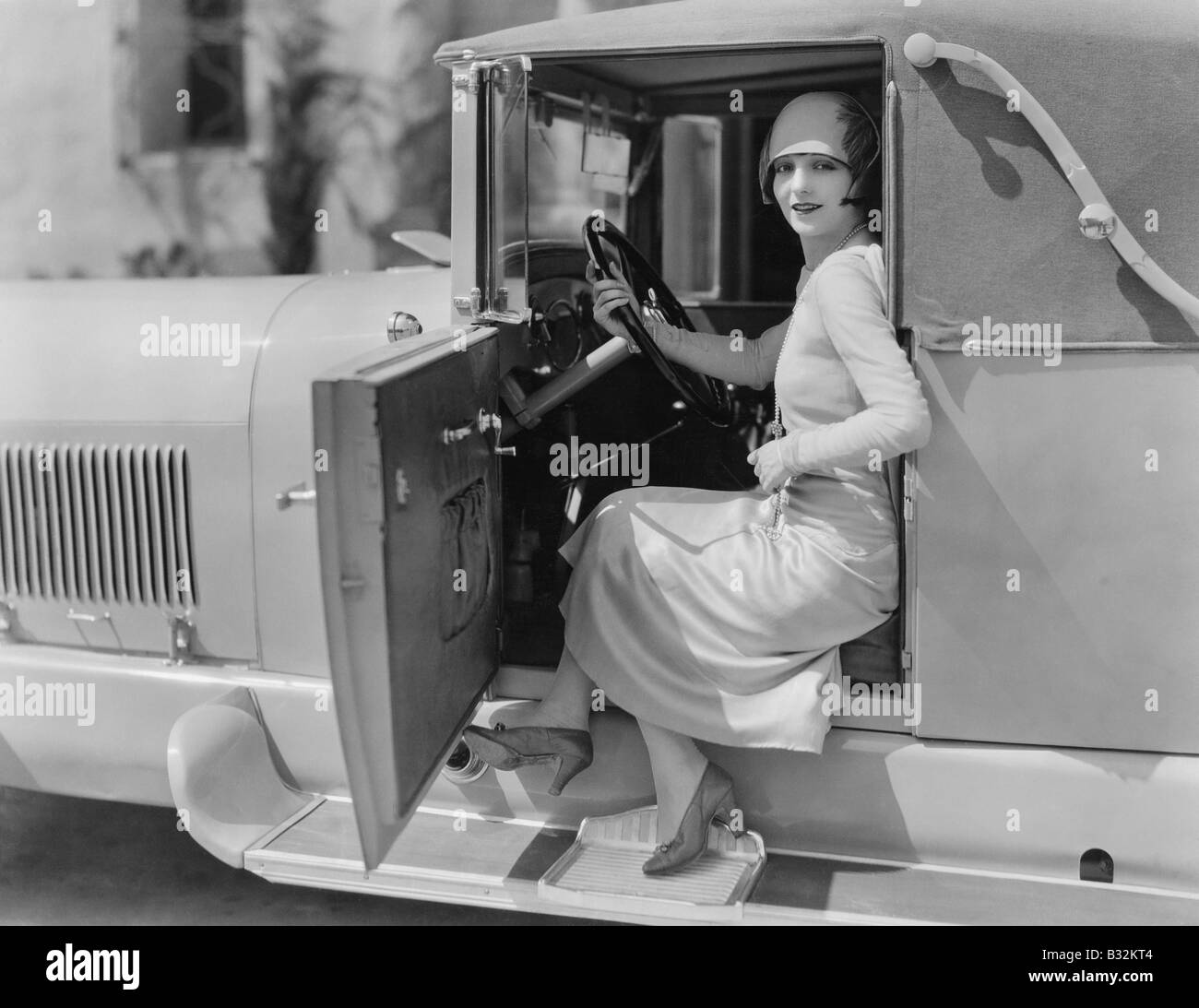 Portrait of woman in car Banque D'Images