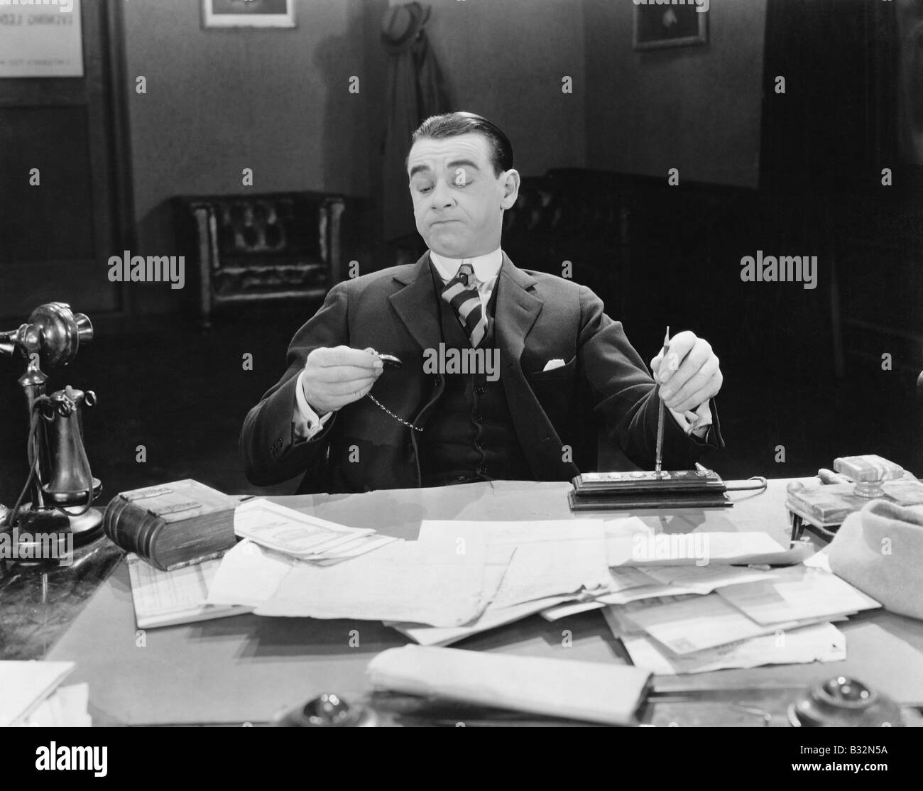 Businessman looking at watch Banque D'Images