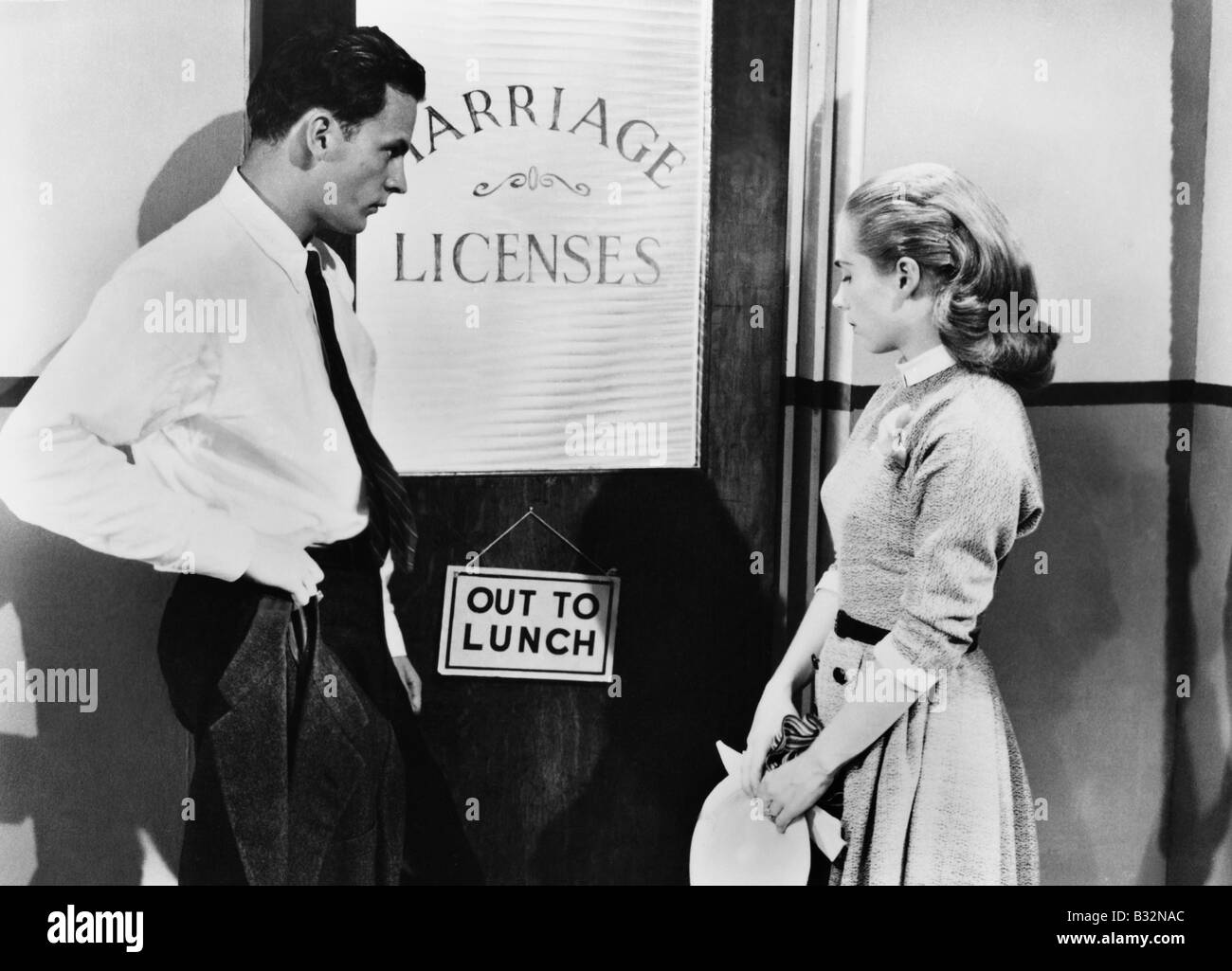 Couple attendant à l'extérieur du bureau de licence de mariage Banque D'Images