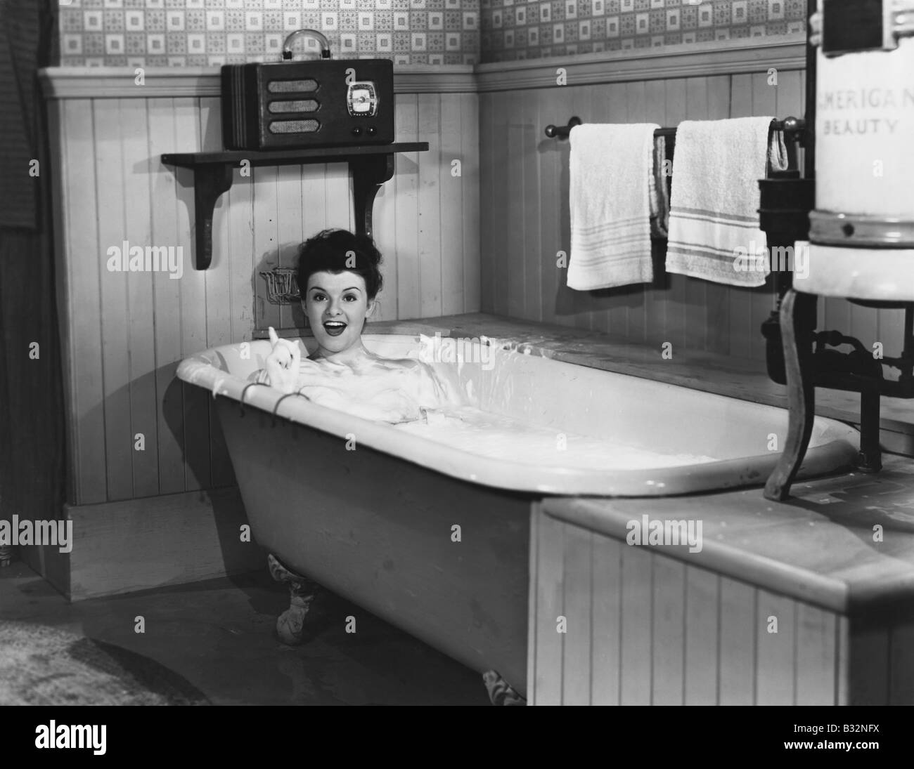 Woman in bathtub Banque D'Images