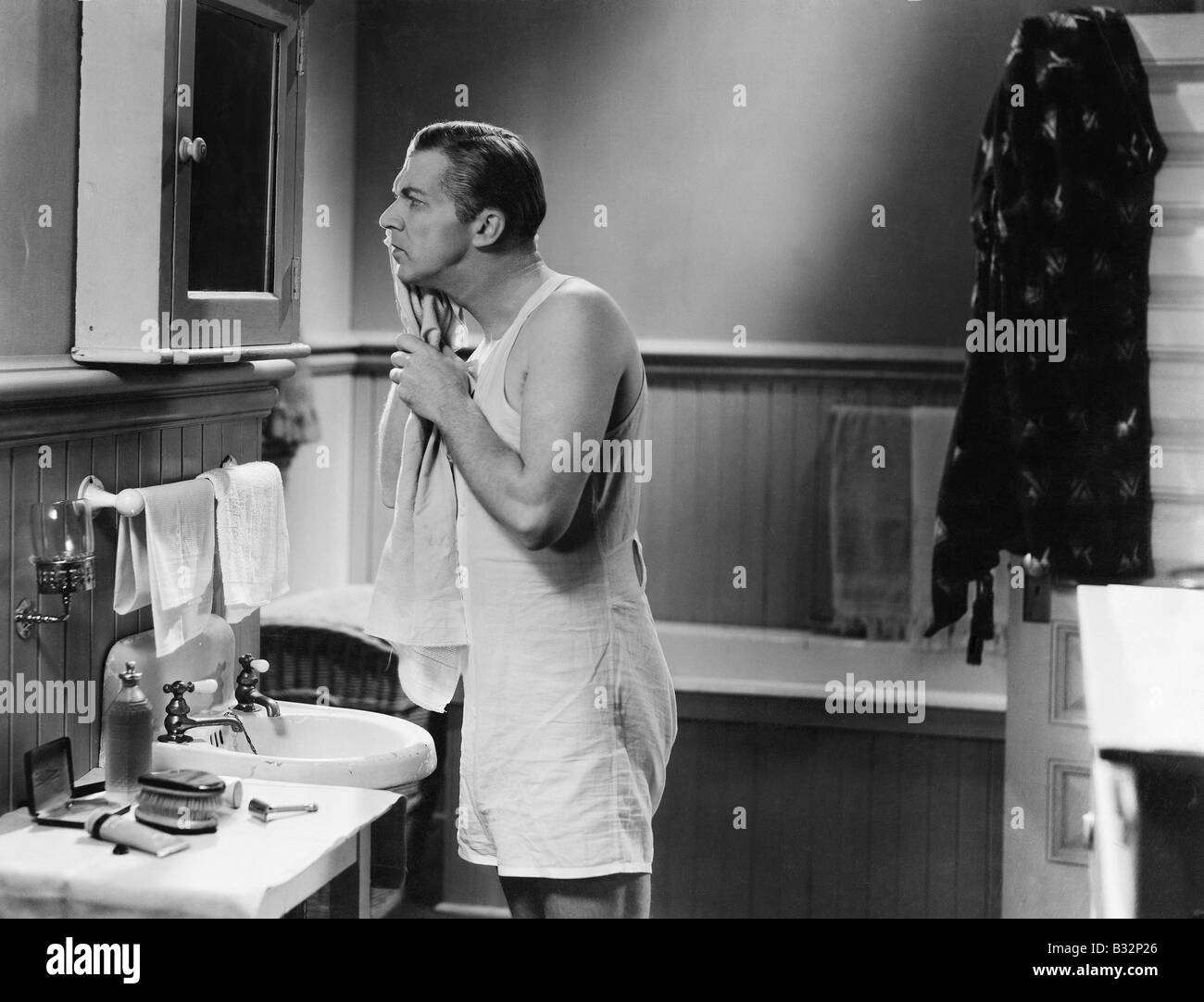 L'homme au miroir de salle de bains Banque D'Images